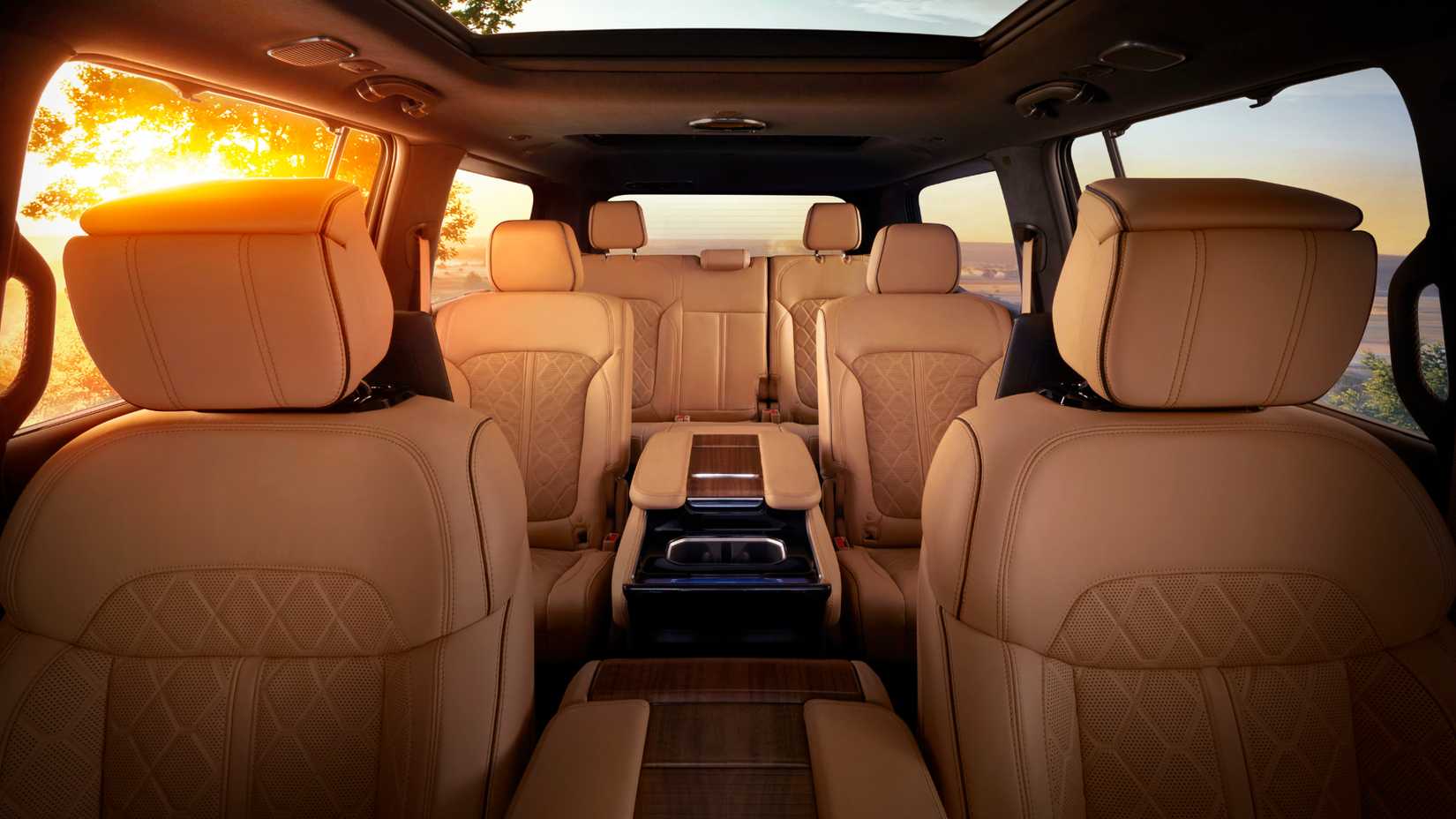 Foto do interior de um Jeep Grand Wagoneer 2026 mostrando a disposição dos assentos