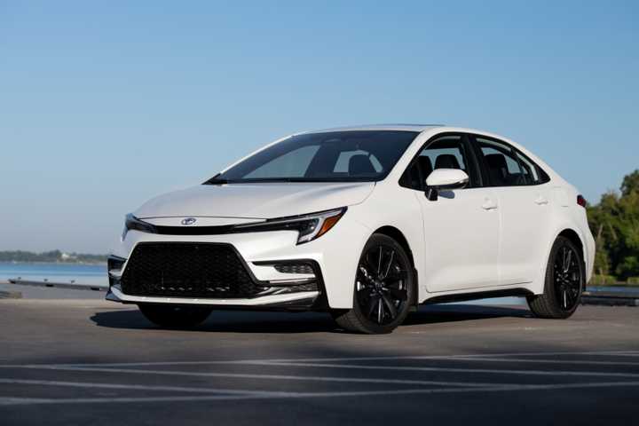 2026-corolla-xse-windchillpearl-053.jpg