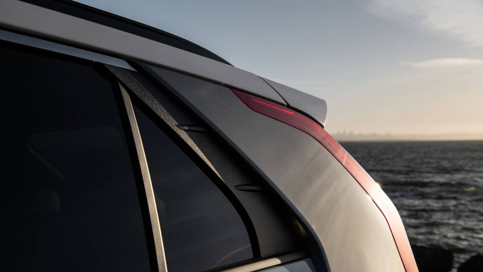 The Hybrid SUV That Quietly Solves Commuting Stress