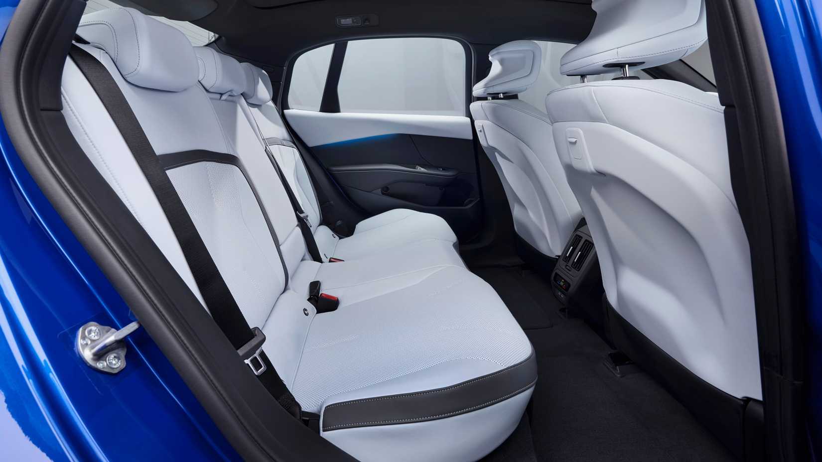 2027-bmw-i3-interior-assentos-traseiros-1.jpg