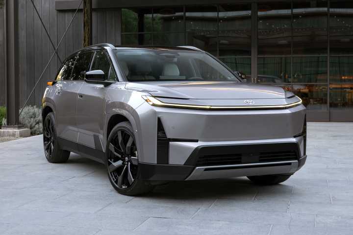 2027_toyota_highlander_limited_spellbound2tone_003_cropped_processed_by_imagy.jpg