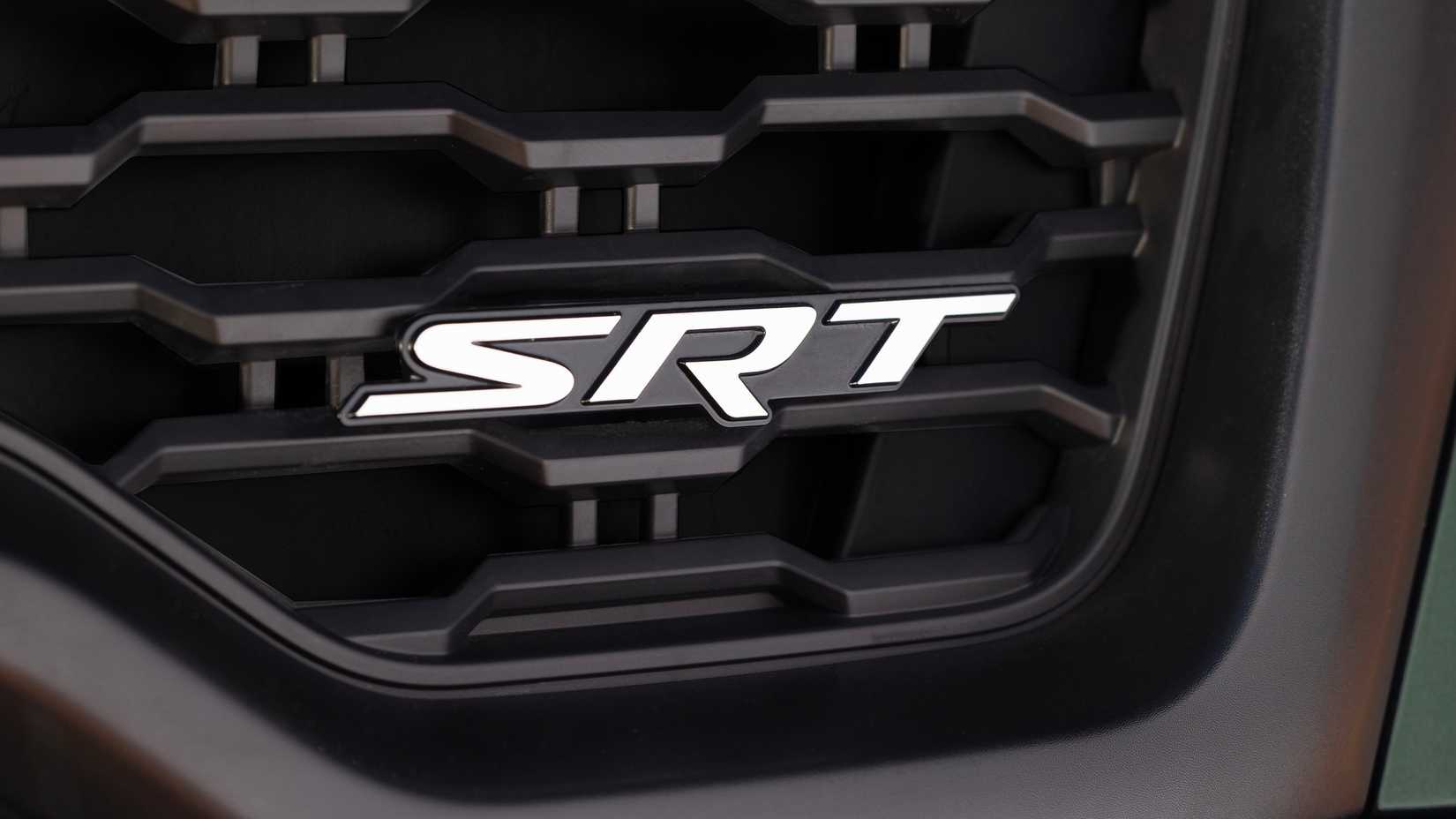 Close do emblema da grade Ram 1500 SRT TRX 2027