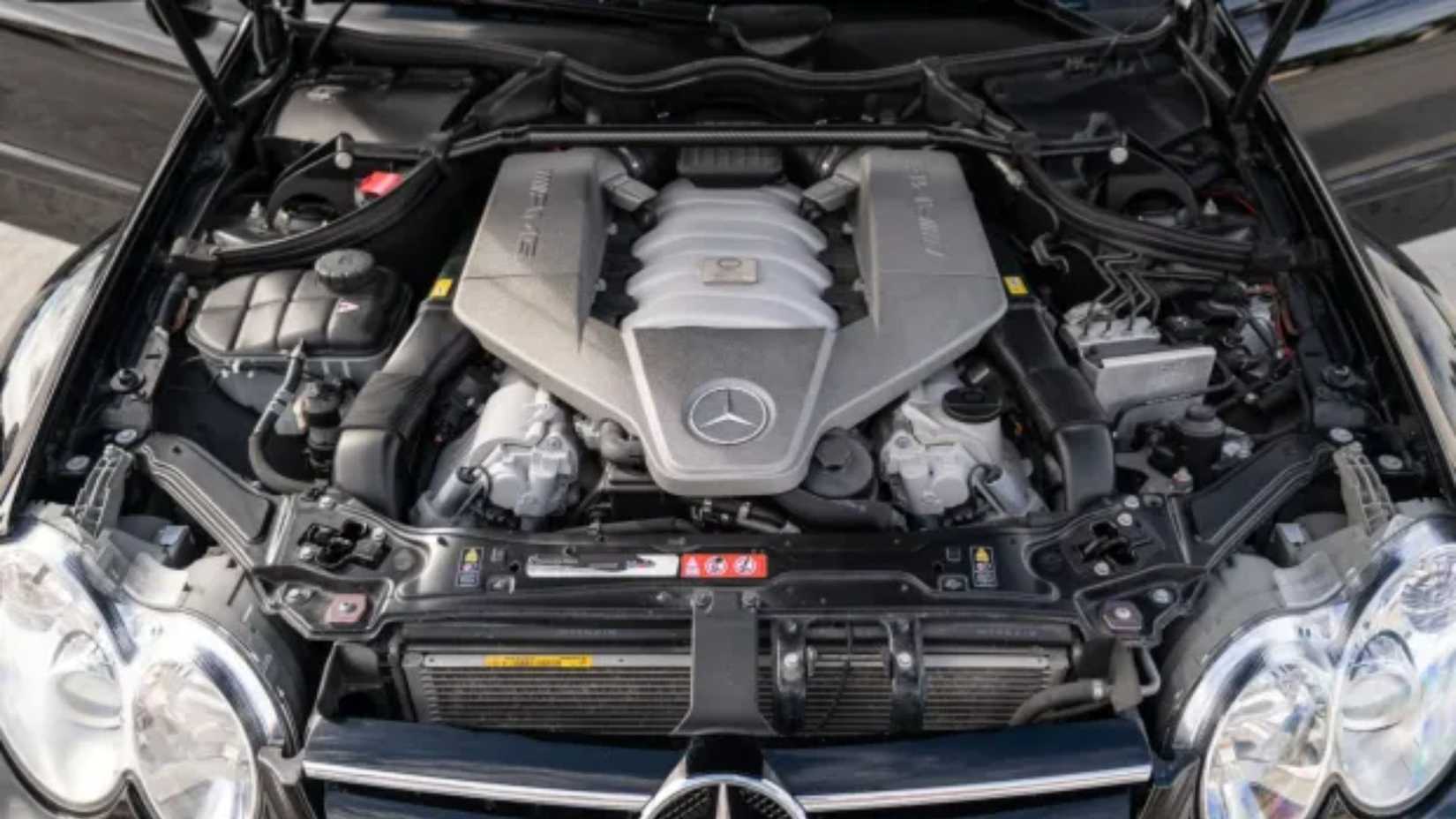 Close-up de um motor Mercedes-Benz CLK 63 AMG Black Series 2008