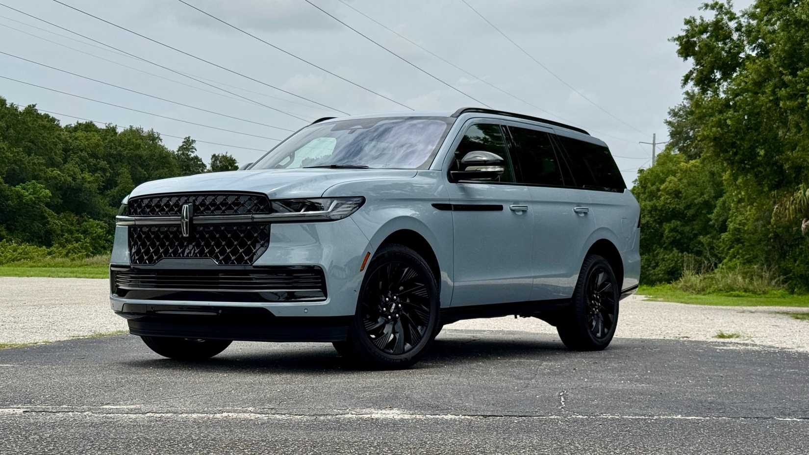 2025 Lincoln Navigator front 3/4 angle in gray while parked
