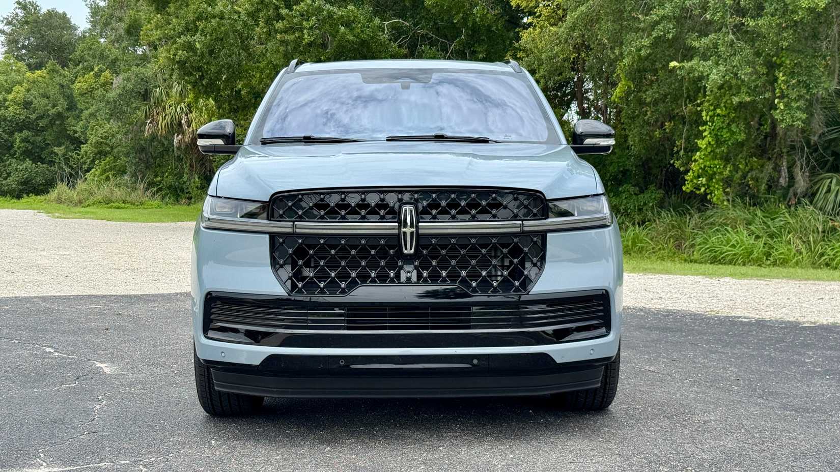A head-on shot of the 2025 Lincoln Navigator
