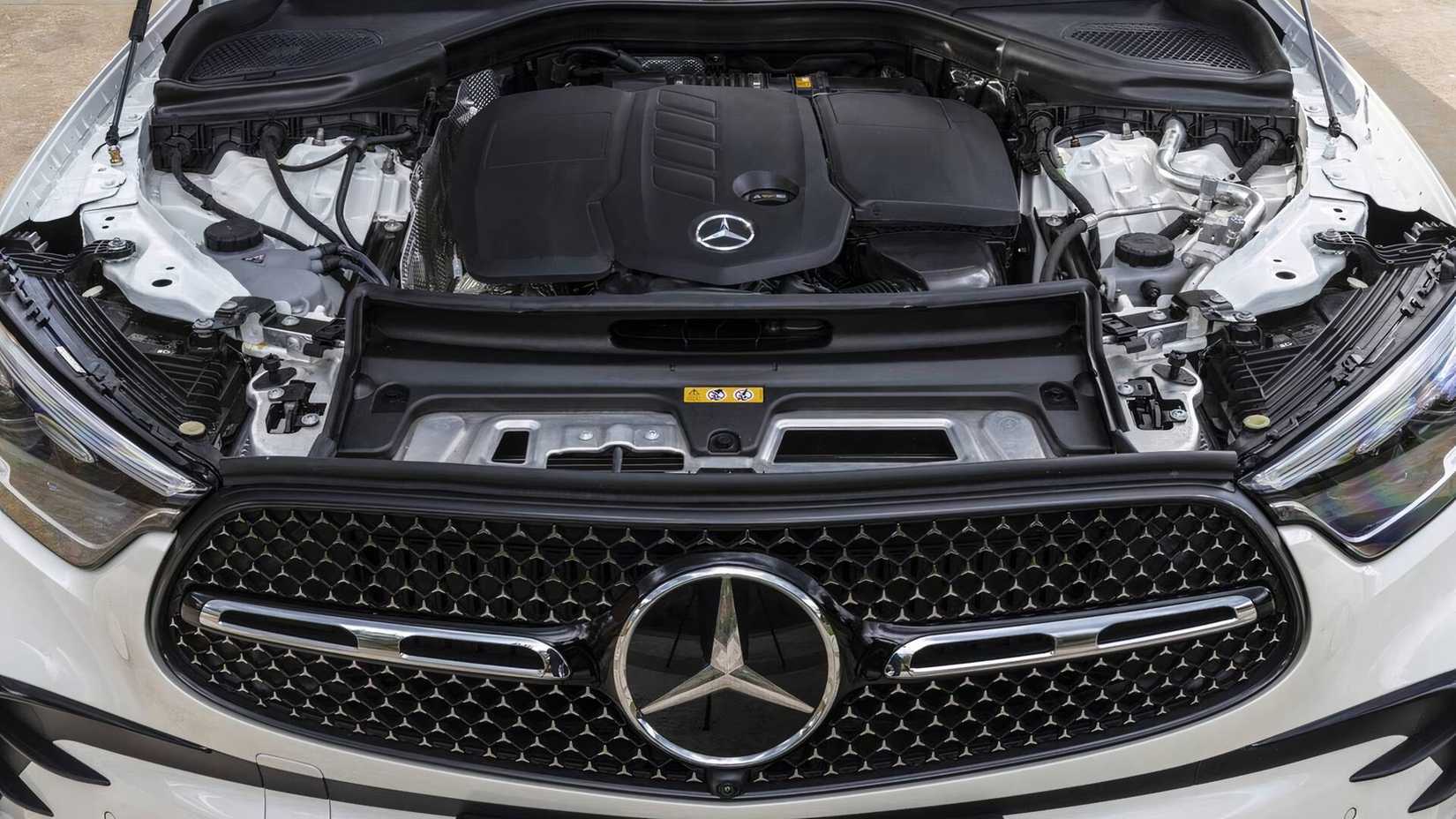 Close do motor SUV Mercedes-Benz Classe GLC 2026