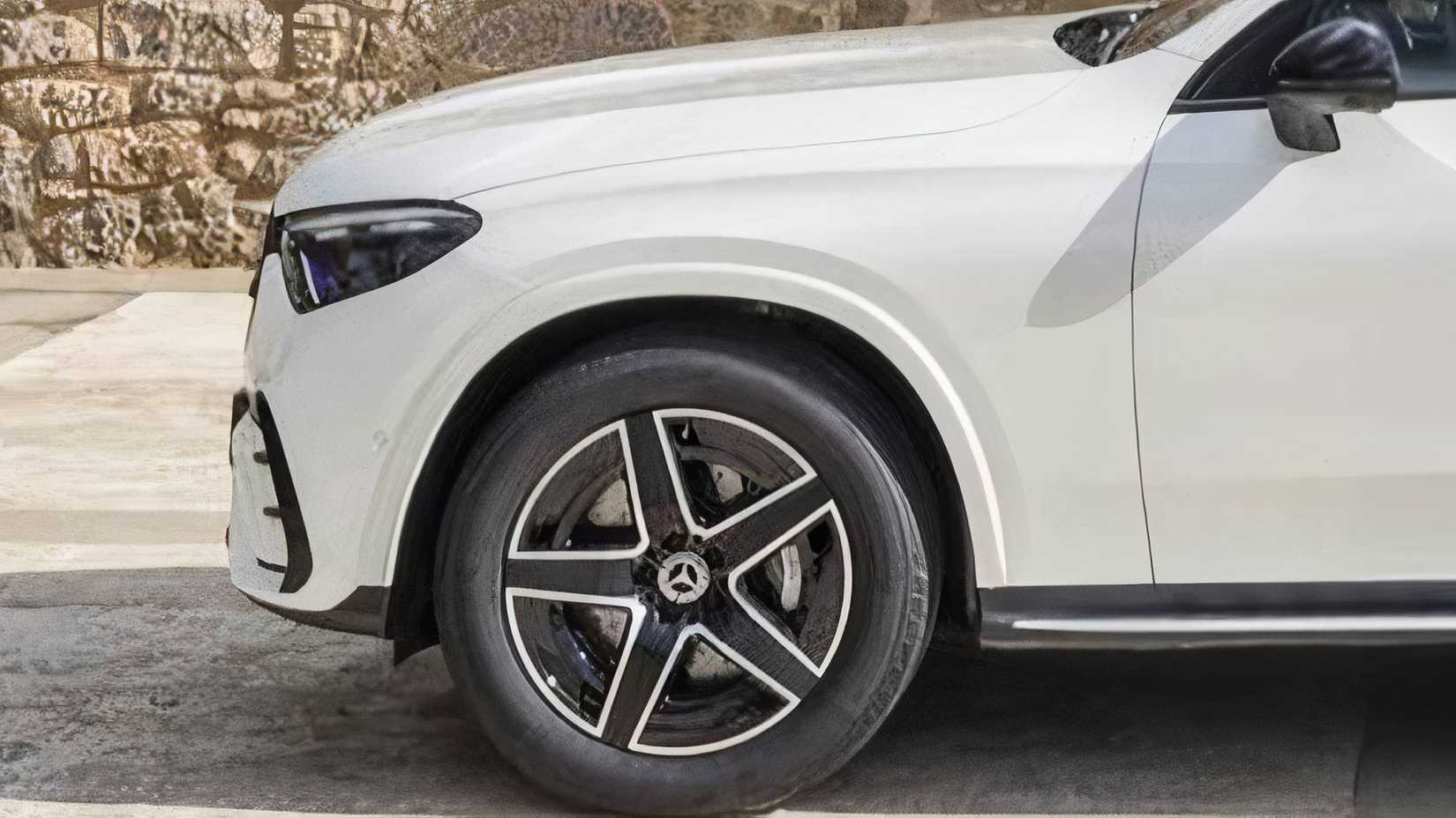 Close-up da roda do SUV Mercedes-Benz Classe GLC 2026