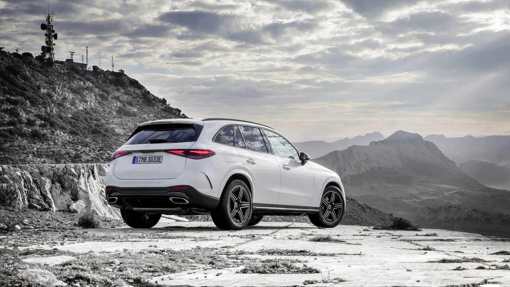 2026 Mercedes-Benz GLC-Class SUV traseiro 3/4 ângulo em branco enquanto estacionado
