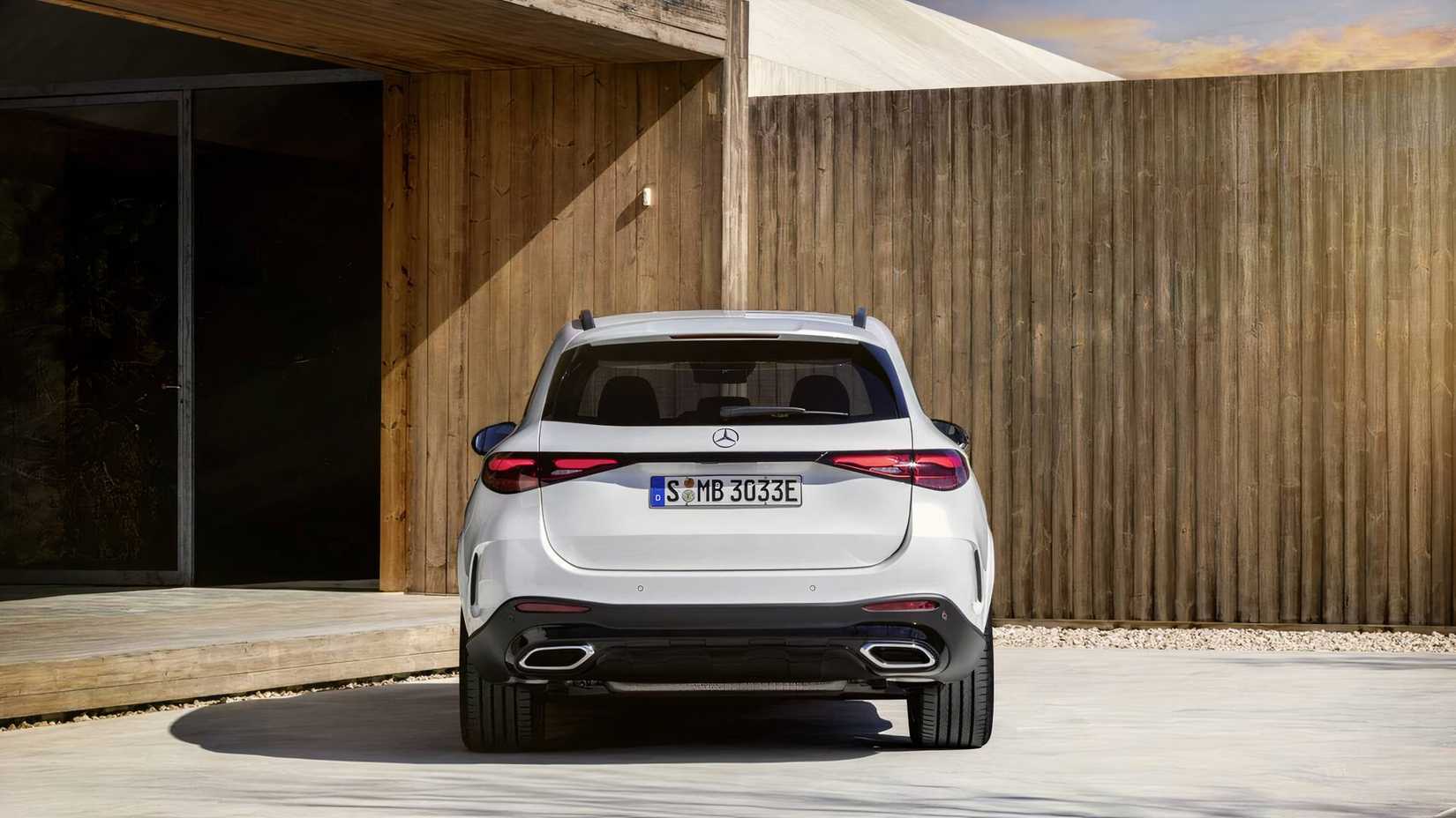 Vista traseira do SUV Mercedes-Benz Classe GLC 2026 estacionado