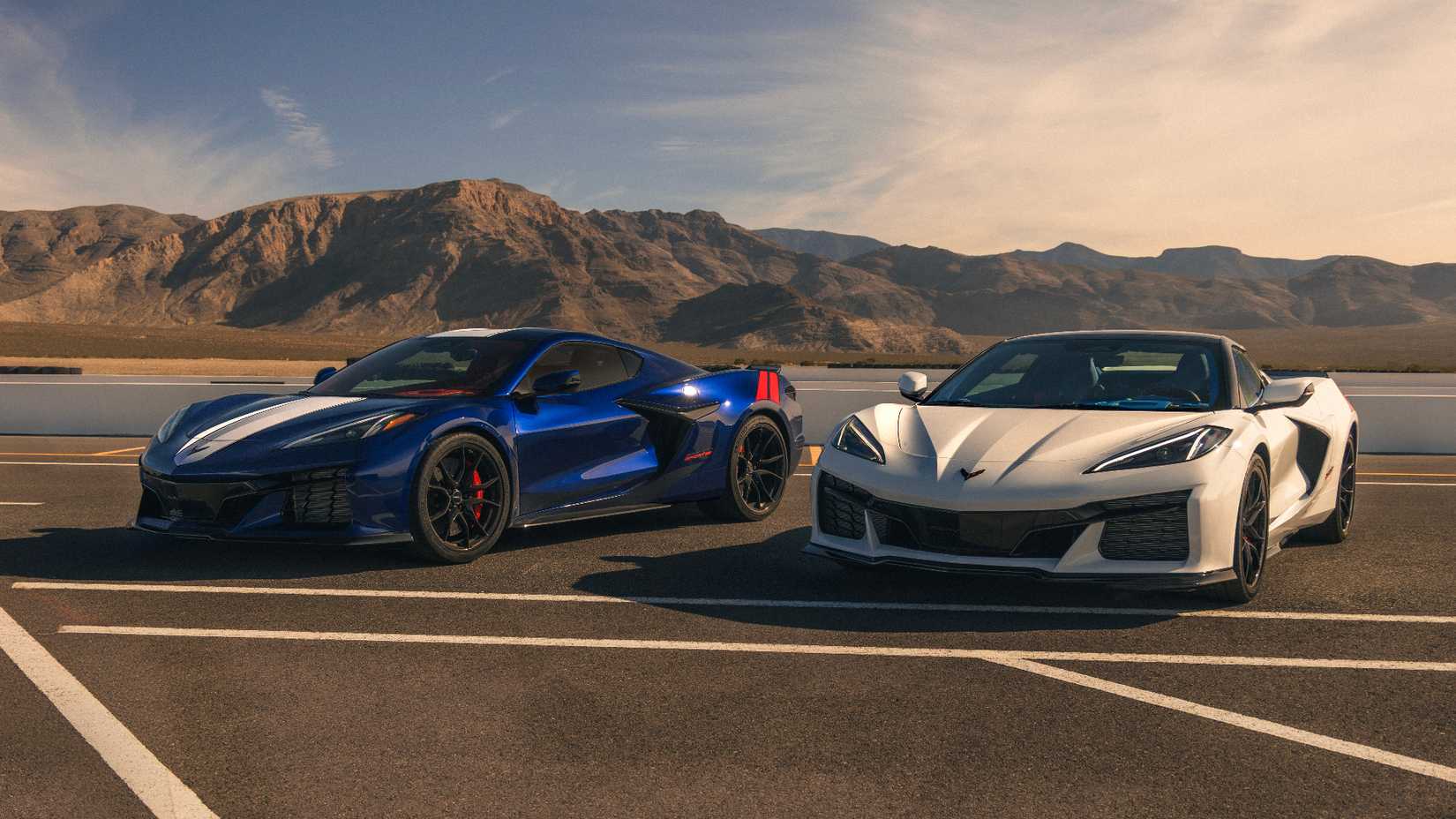 Tiro frontal do Chevrolet Corvette Grand Sport 2027 estacionado