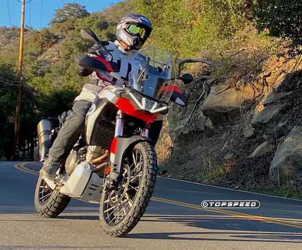 2022 Aprilia Tuareg 660 em vermelho marciano e prata