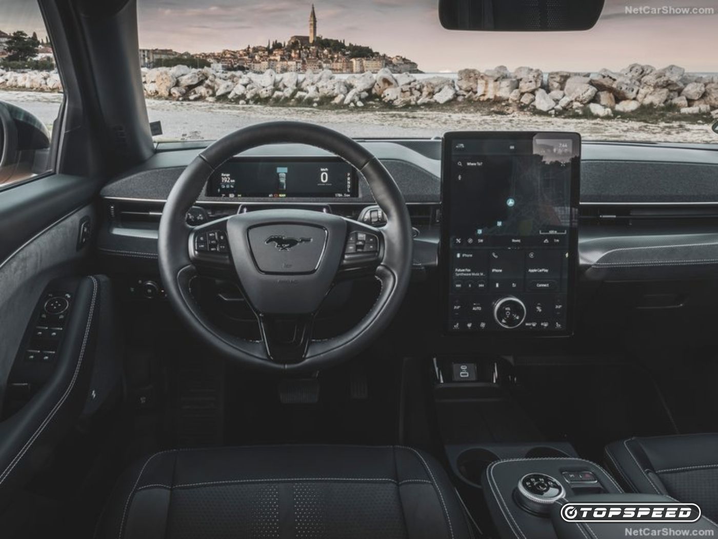 Interior Ford Mustang Mach-E preto 2022