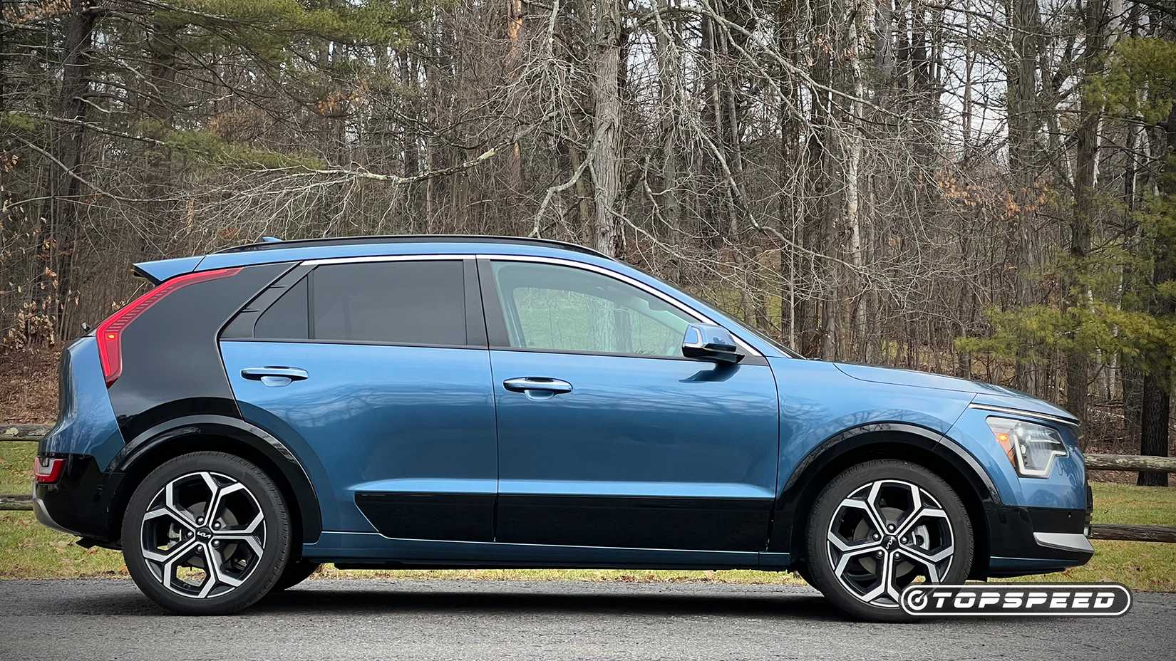Mineral Blue Niro PHEV side profile