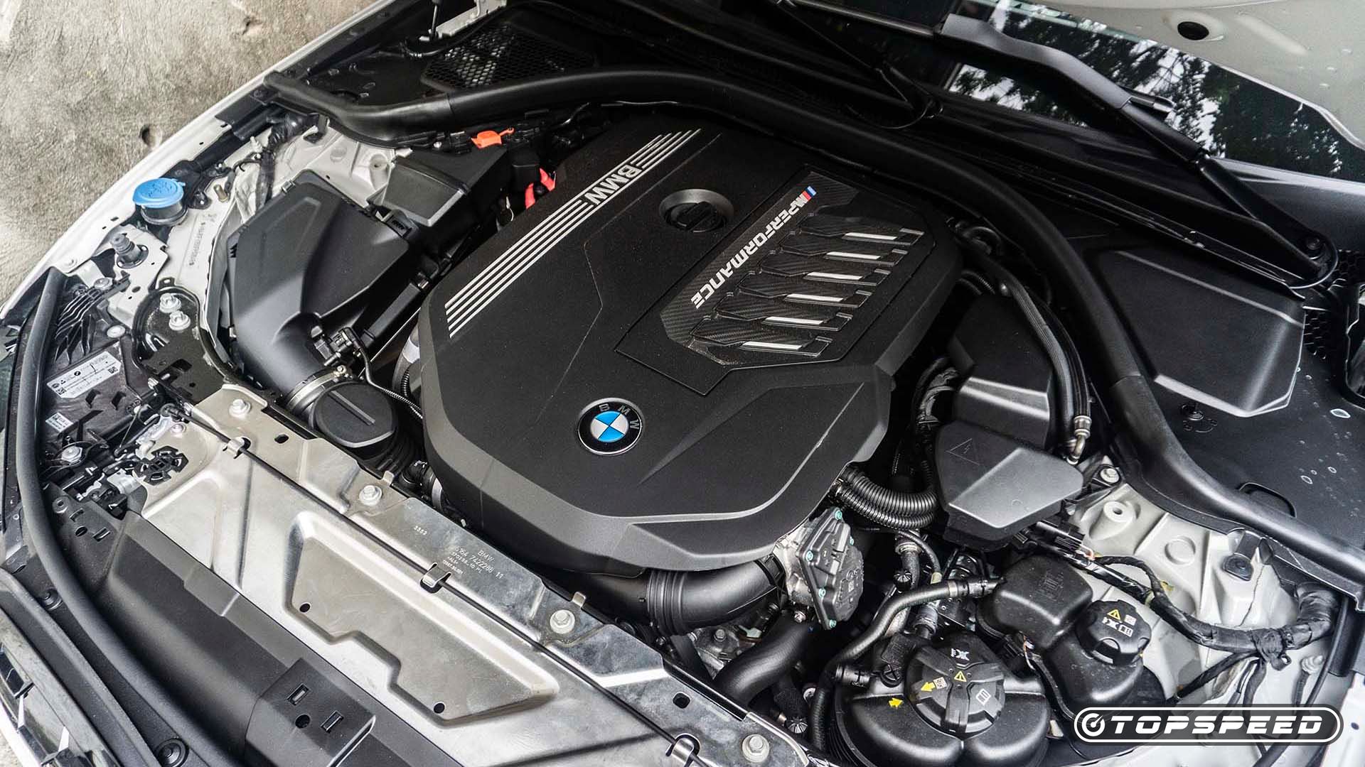 Compartimento do motor de um BMW M340i xDrive Touring 2023