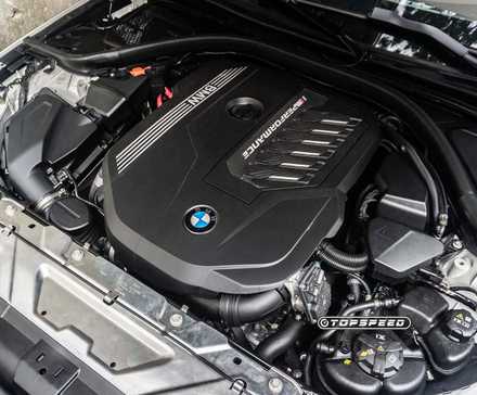 Compartimento do motor de um BMW M340i xDrive Touring 2023