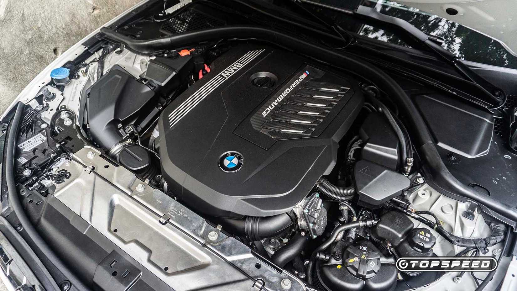 Compartimento do motor de um BMW M340i xDrive Touring 2023