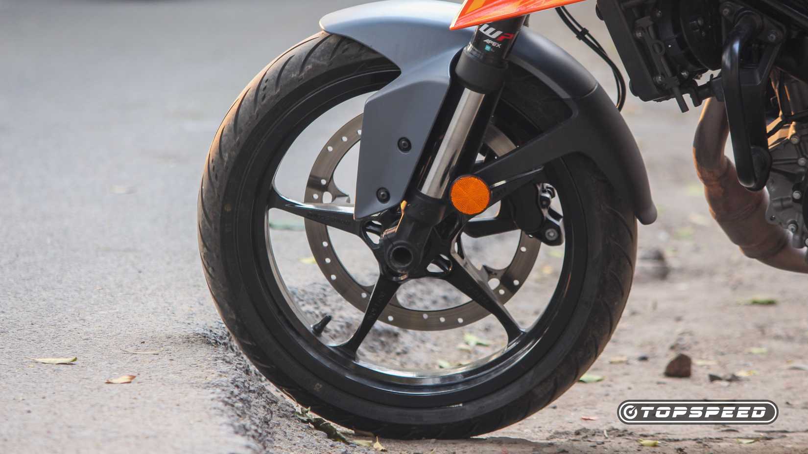 2024 KTM 250 Duke Review Close da roda dianteira