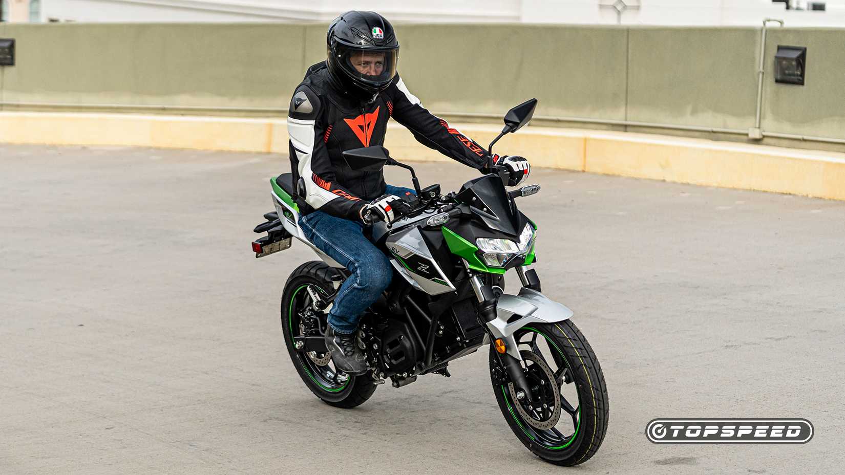 Um piloto pilotando uma Kawasaki Z e-1 2024