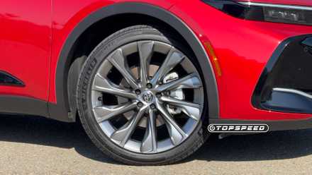 Close de uma roda de liga leve Toyota Crown Limited 2024