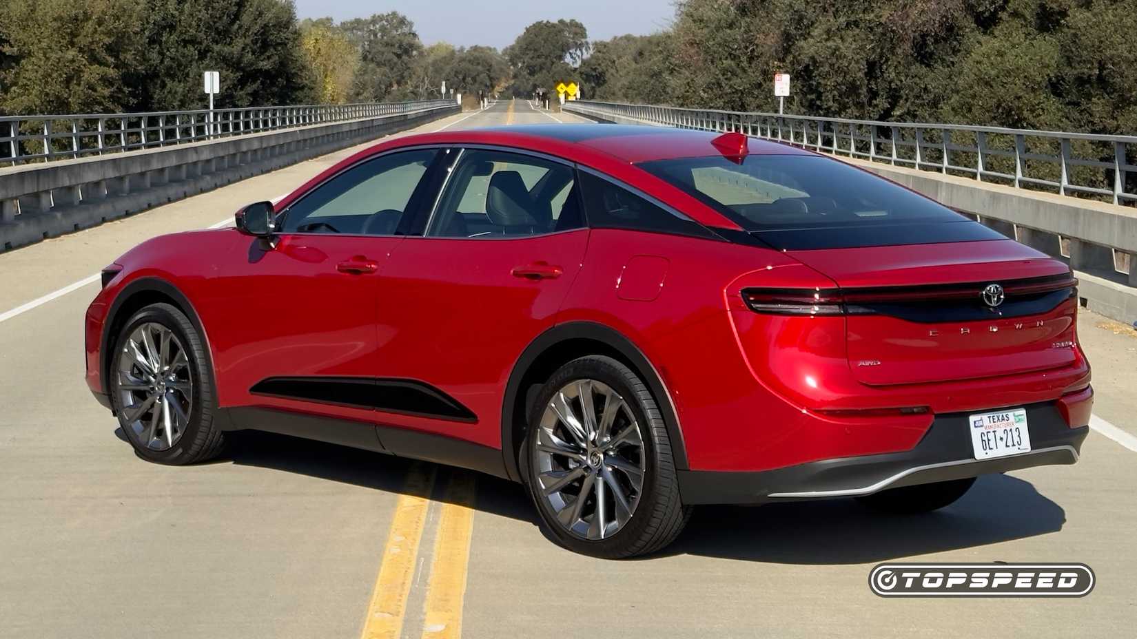 2024 Toyota Crown Limited ângulo traseiro esquerdo