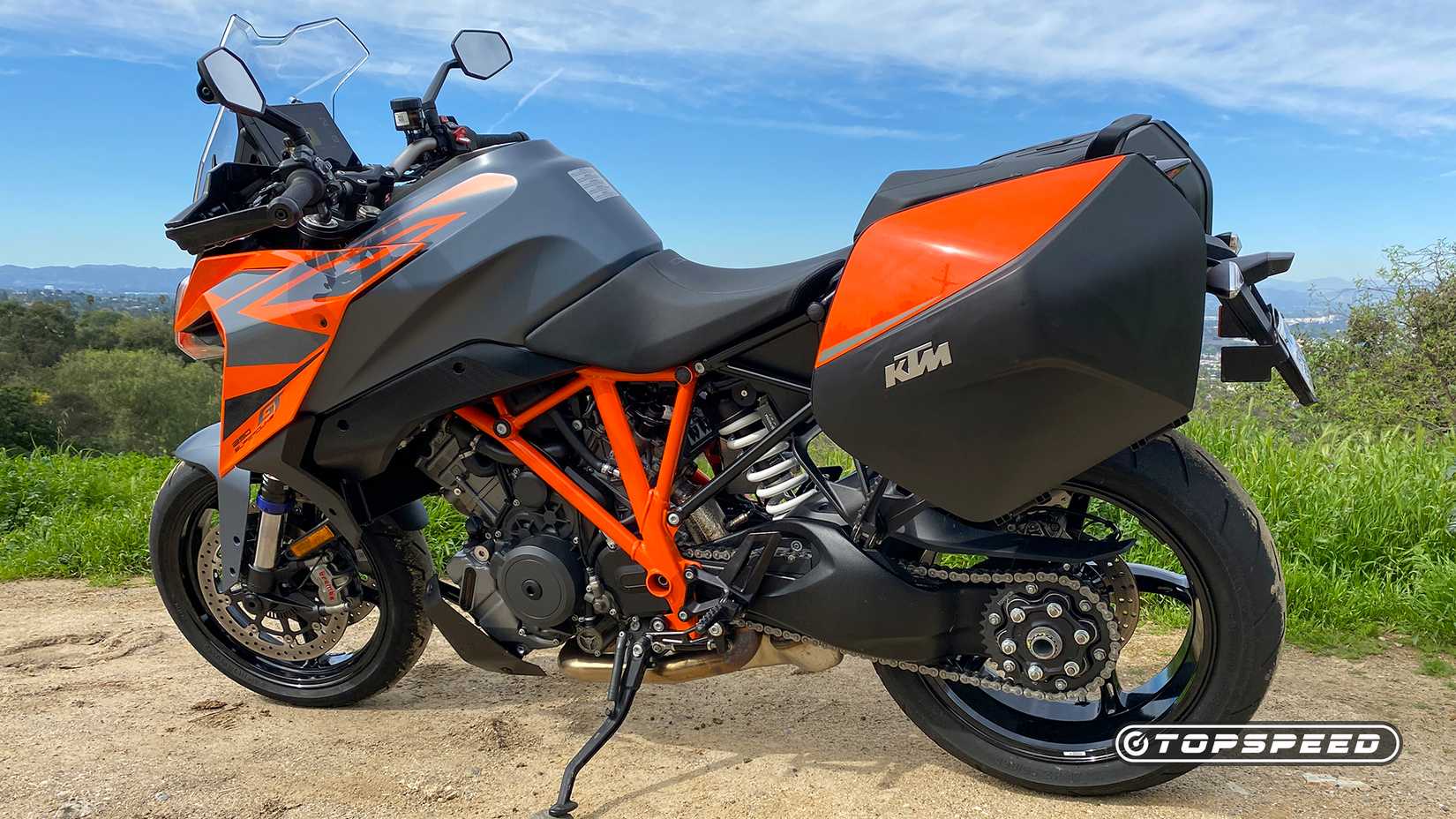 2023 KTM 1290 Super Duke GT com malas rígidas