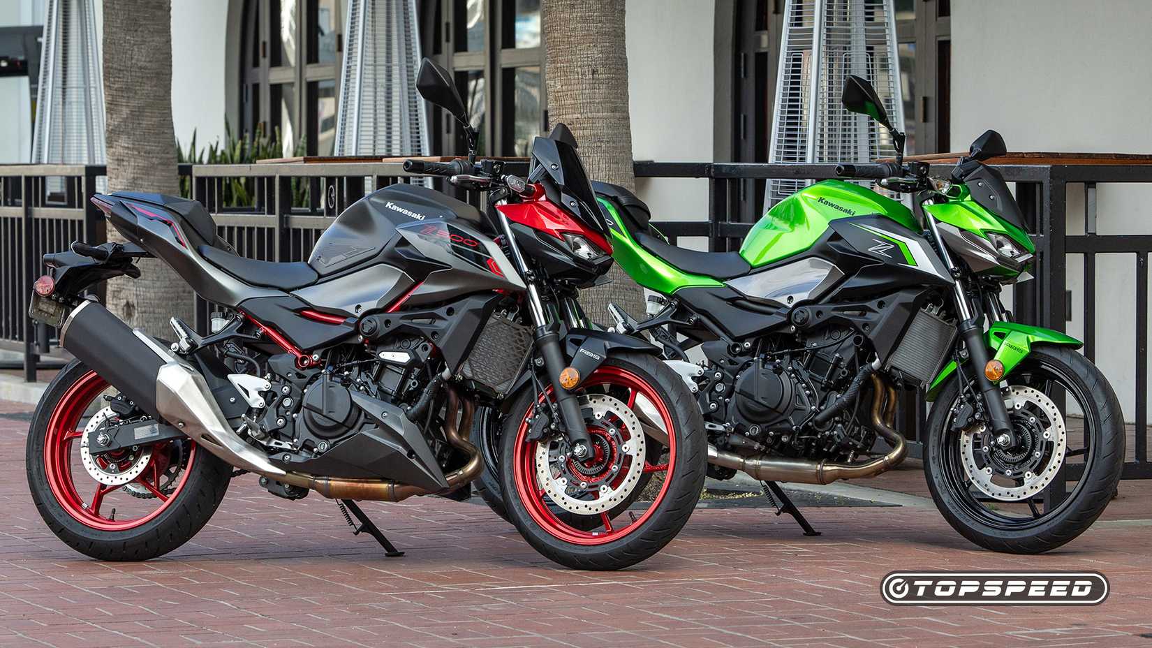 Estática da Kawasaki Z500 mostrando os modelos base (verde limão) e SE (vermelho e preto)