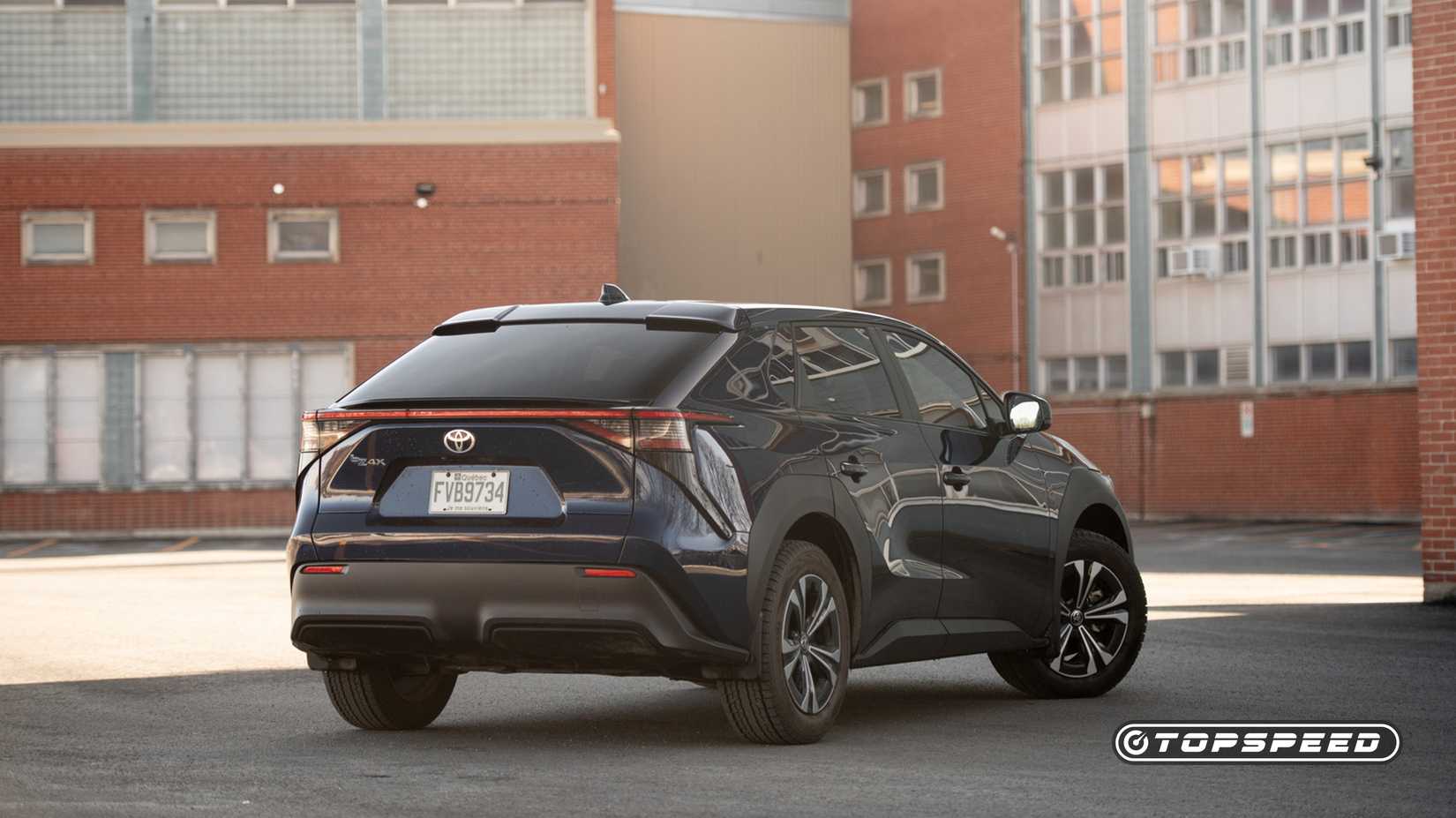 2024 Toyota bZ4X traseira três quartos