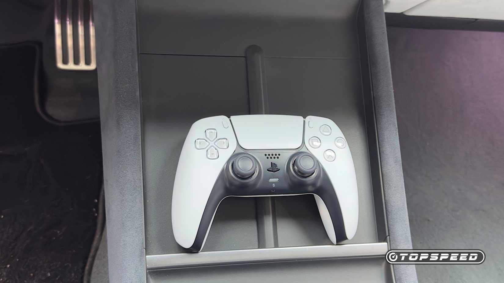 Interior do Afeela 1 2026 mostrando o controle do PlayStation