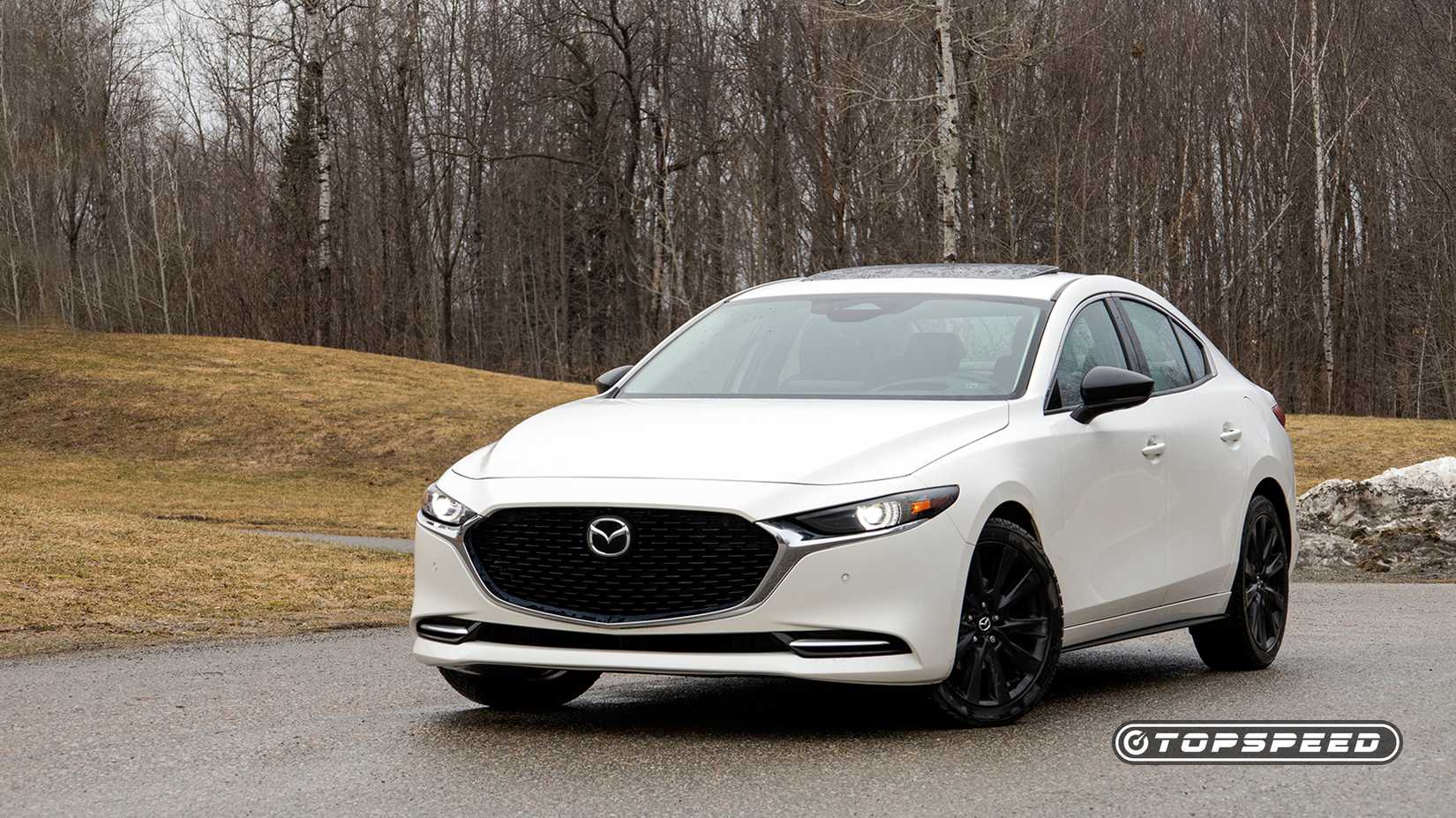2024 Mazda3 Turbo Sedan em branco posando na estrada