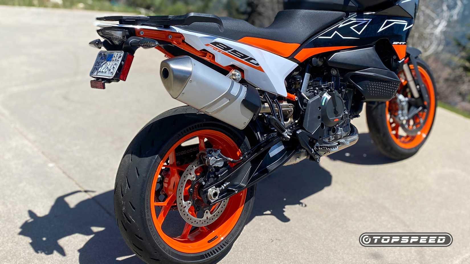 2024 KTM 890 SMT com estilo Supermoto