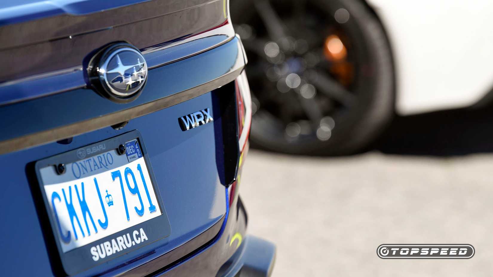 Grande plano traseiro do emblema do Subaru WRX RS 2024