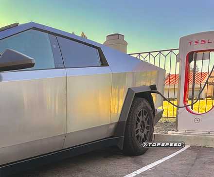 2024 Tesla Cybertruck Tri Motor CyberBeast carregando em uma estação de supercharger