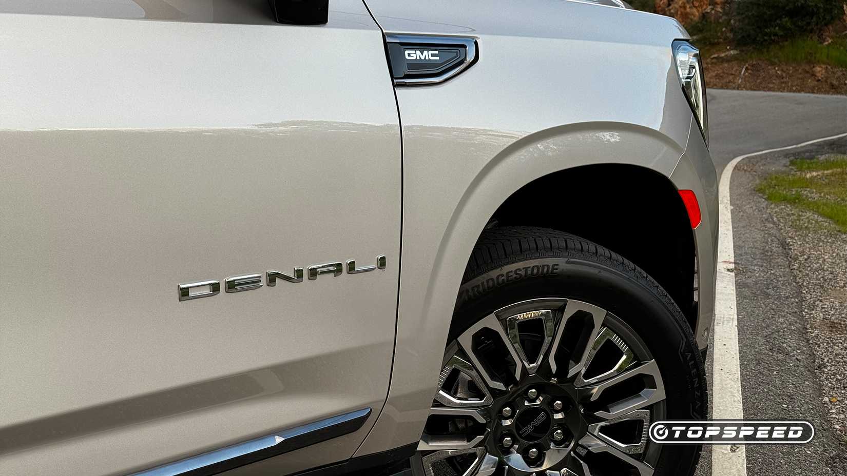 2024 bege GMC Yukon Denali Ultimate