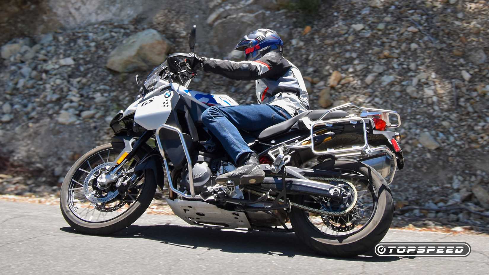 2024 BMW F 900 GS Adventure com porta-bagagens opcionais