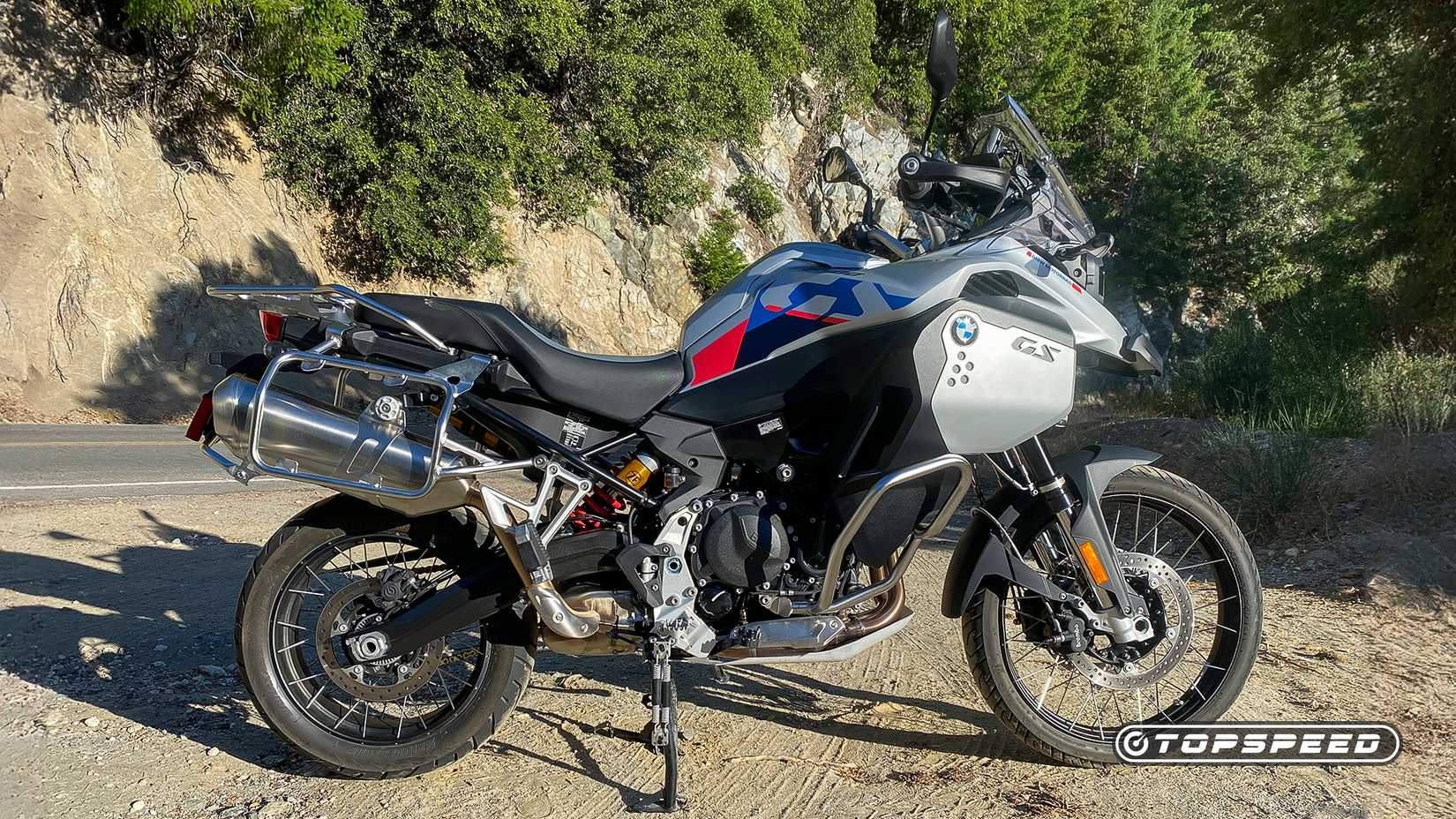 2024 BMW F 900 GS Adventure em prata fosca com detalhes em vermelho e azul