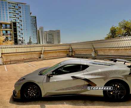 2024 Chevy C8 Corvette Stingray em Sea Wolf Grey Tri-Coat estacionado em um telhado (2)