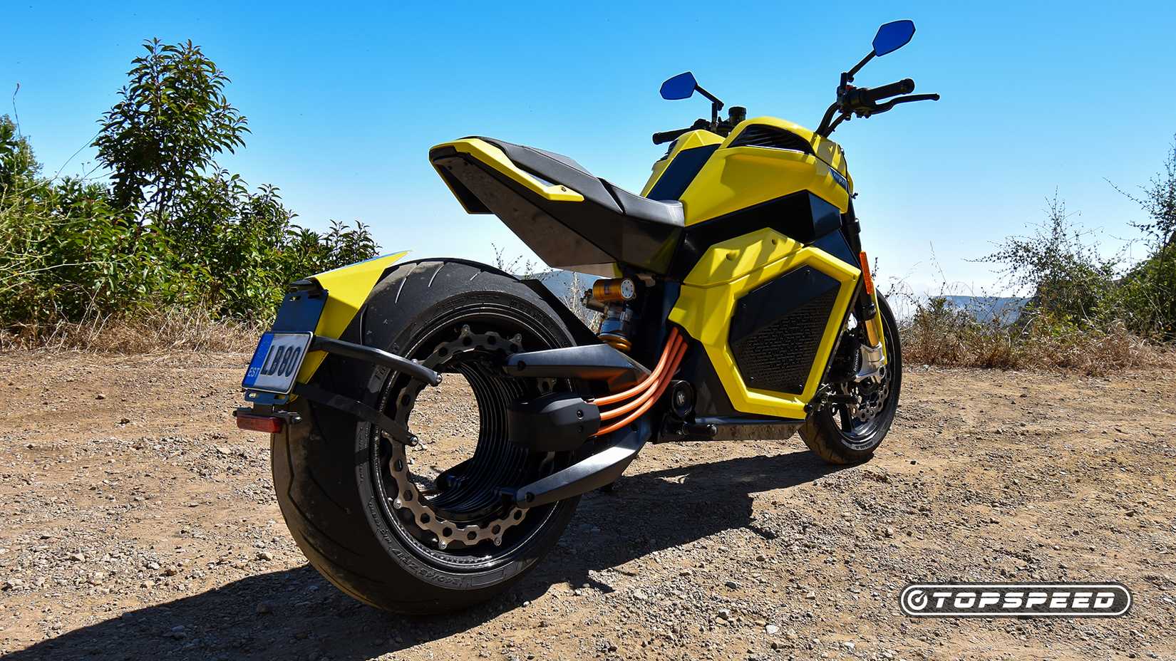 Vista traseira do Verge TS Pro 2024 mostrando o motor do aro