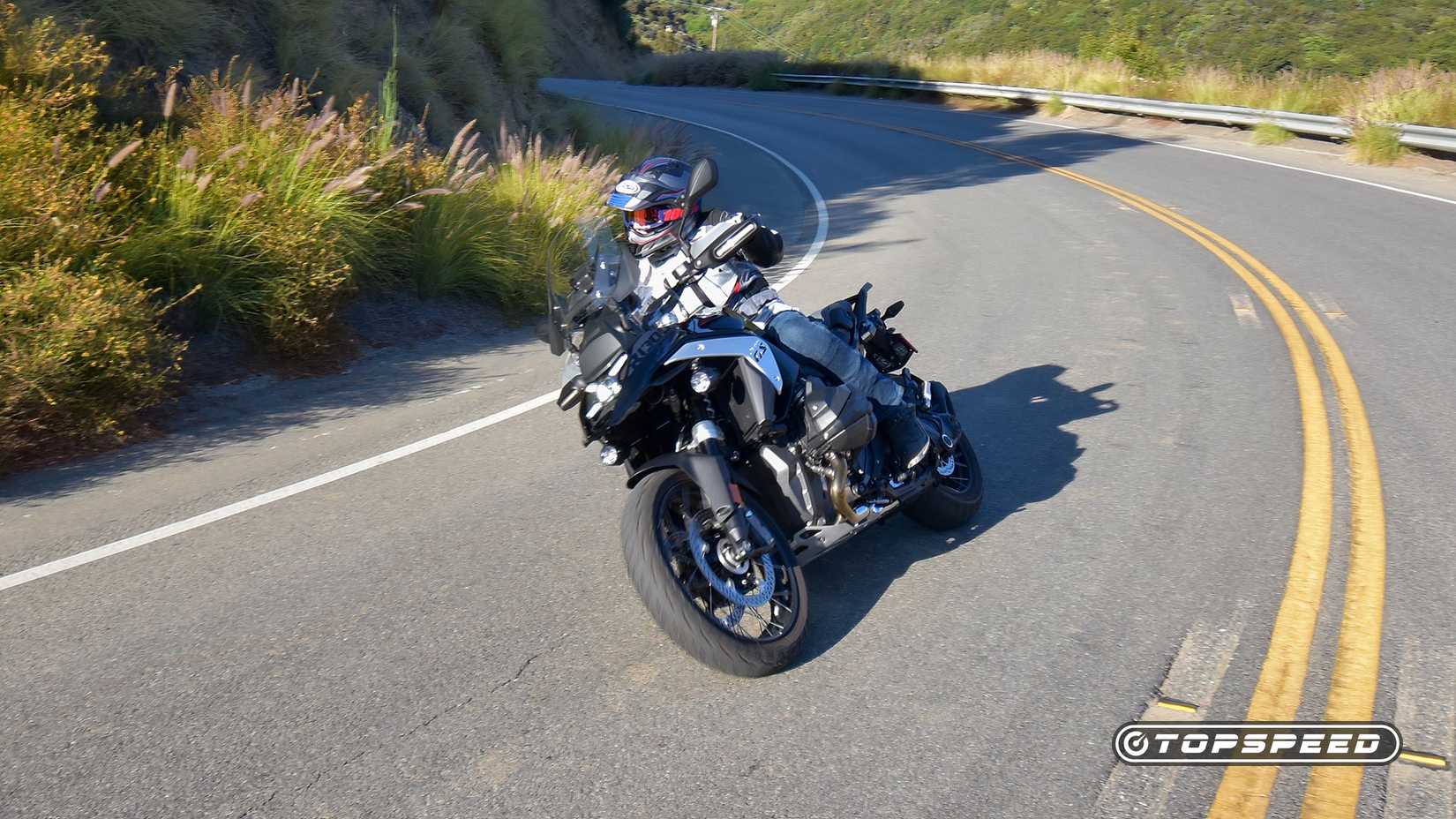 2024 BMW R 1300 GS em uma curva acentuada