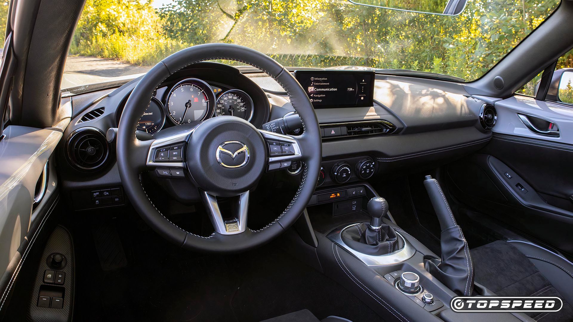 Foto do interior do Mazda MX-5 2024 mostrando o painel 