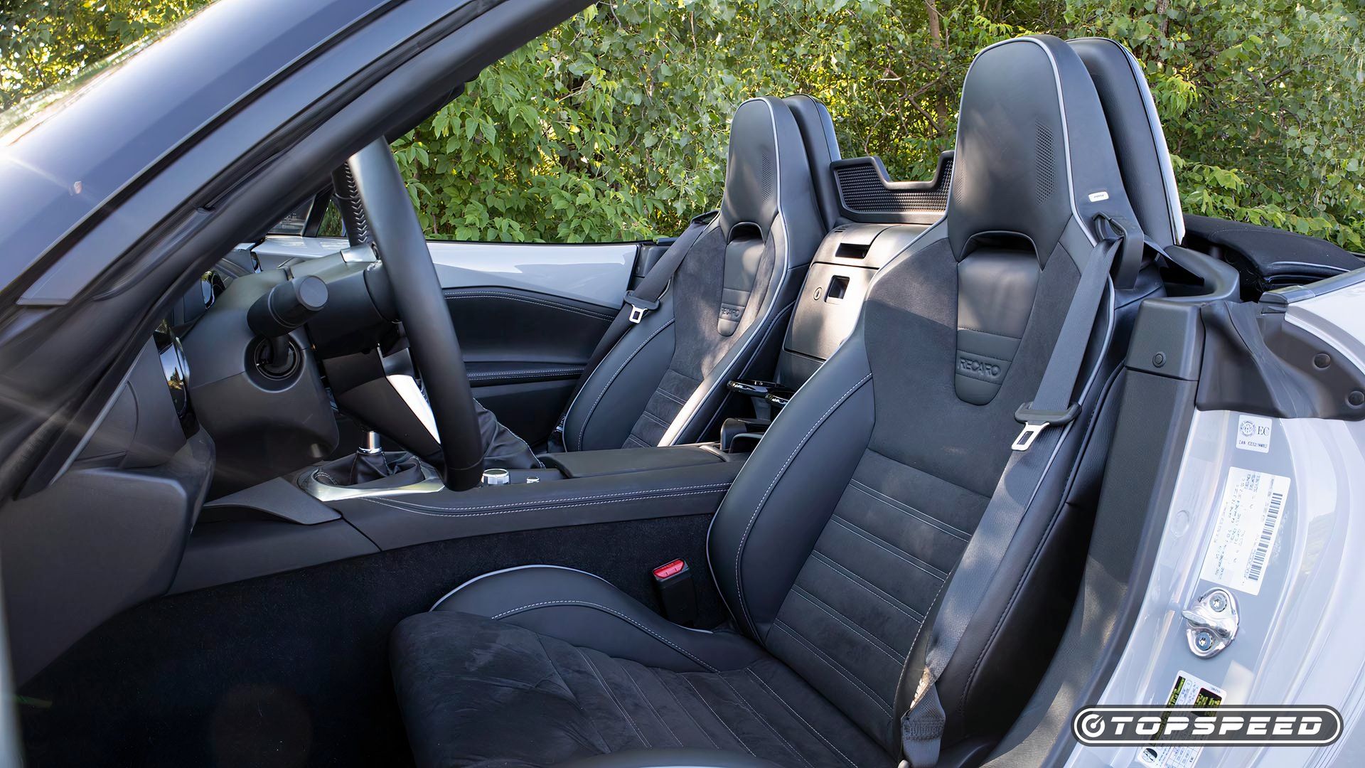 Foto do interior do Mazda MX-5 2024 mostrando os assentos 