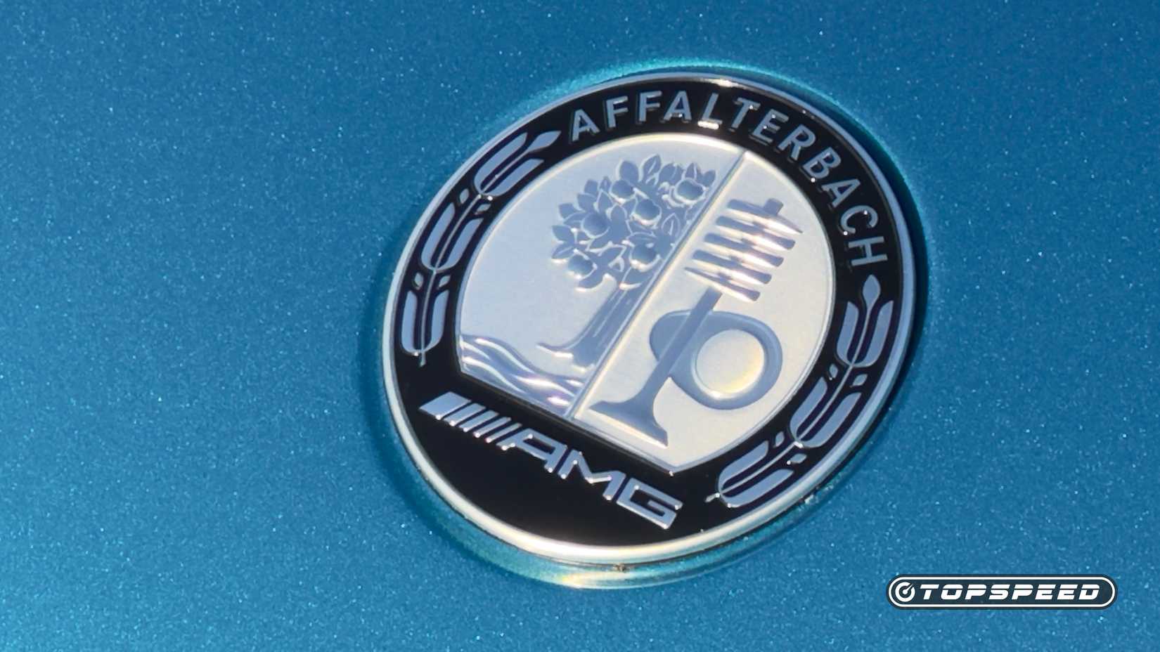 Grande plano do emblema exterior AMG do Mercedes-AMG SL43