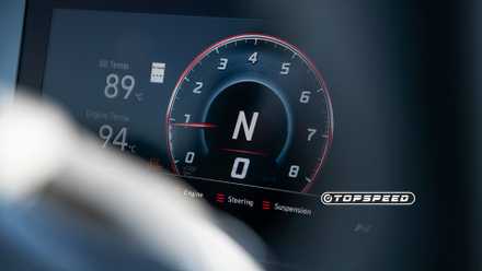 2025 Hyundai Elantra N close-up do display digital