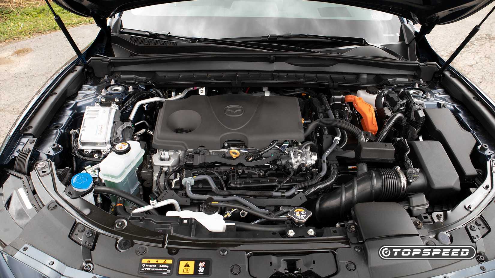 Close-up de um motor híbrido Mazda CX-50 2025
