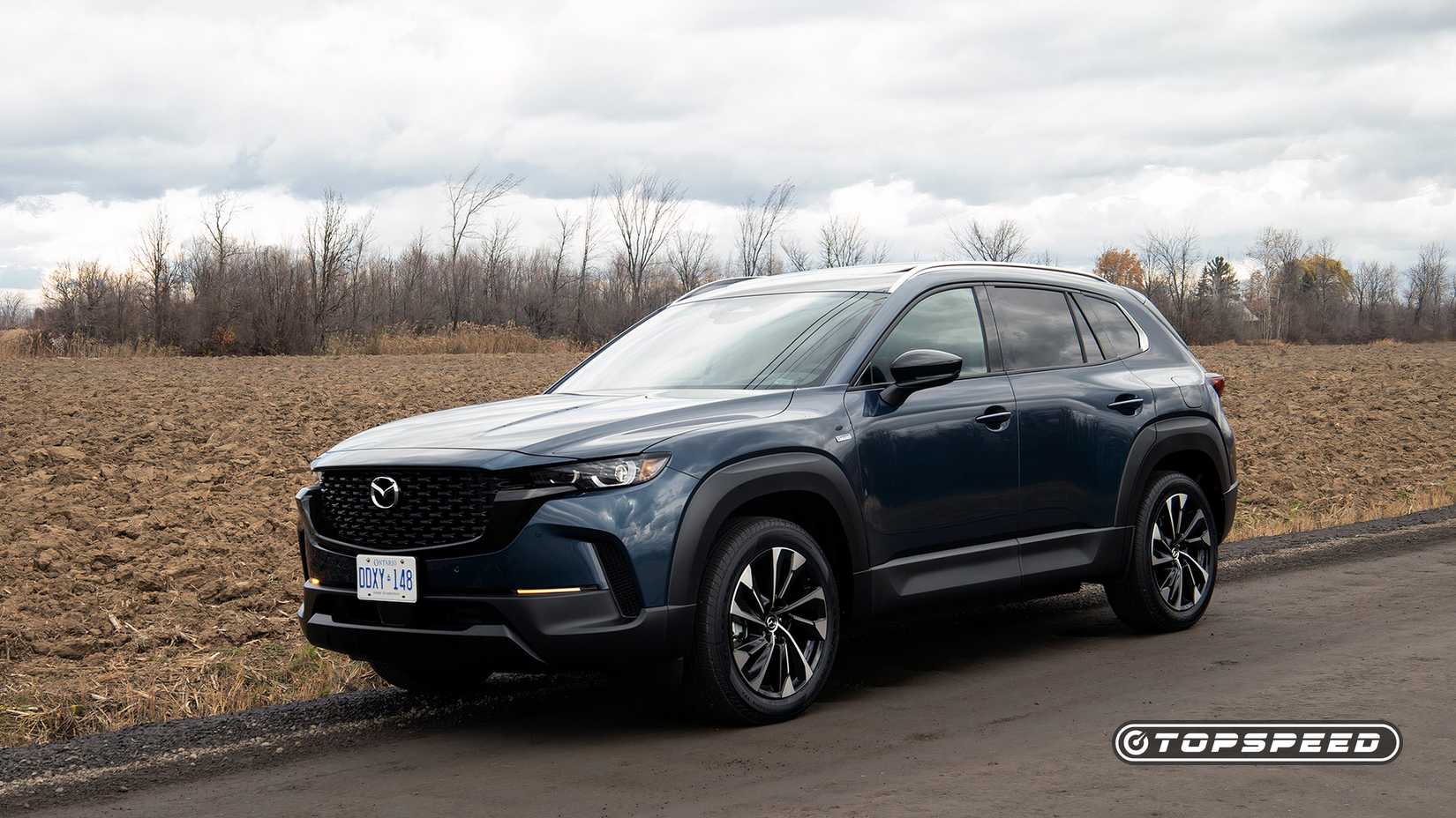 2025 Mazda CX-50 Hybrid Front 3/4 shot estacionado na estrada
