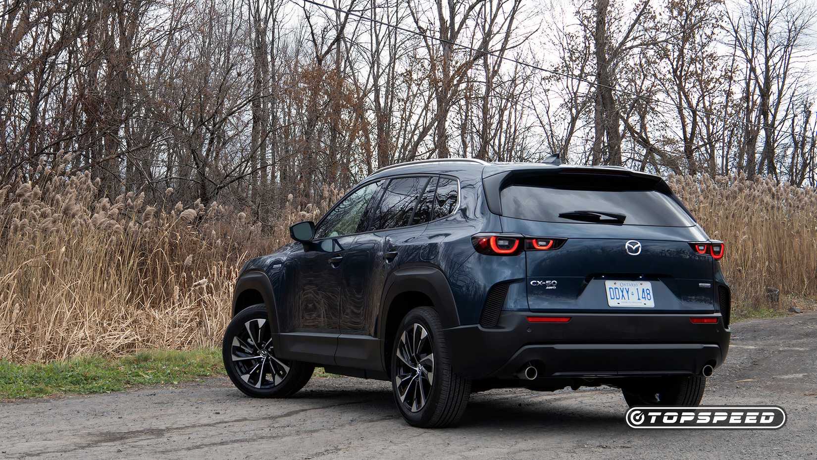 2025 Mazda CX-50 Hybrid Rear Three Quarter shot estacionado na estrada