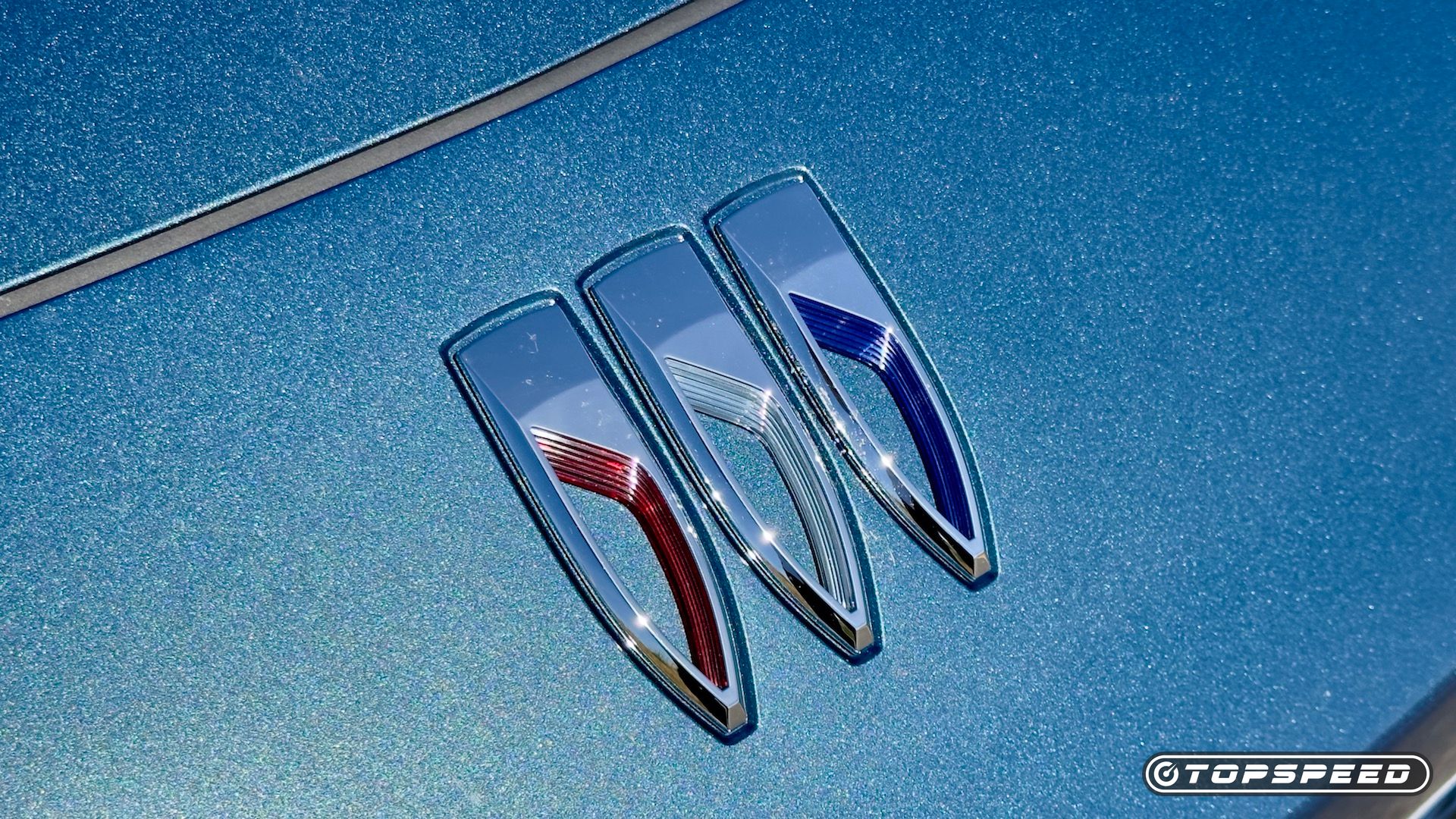 2024 Buick Envista Avenir Exterior - close-up do logotipo frontal