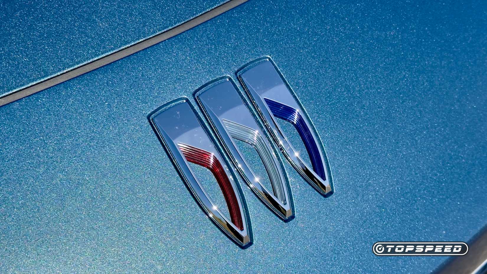 2024 Buick Envista Avenir Exterior - close-up do logotipo frontal
