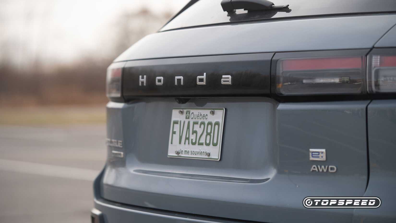 Close-up traseiro do emblema do Honda Prologue 2025