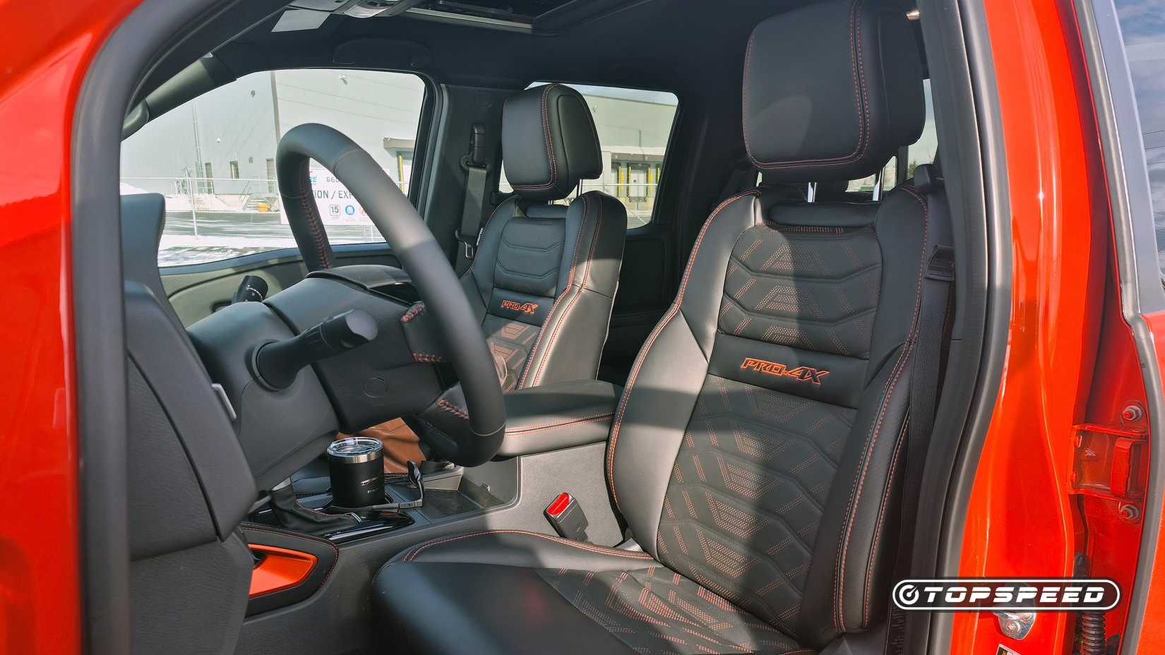 Foto do interior do Nissan Frontier Pro-4X 2025 mostrando os bancos dianteiros