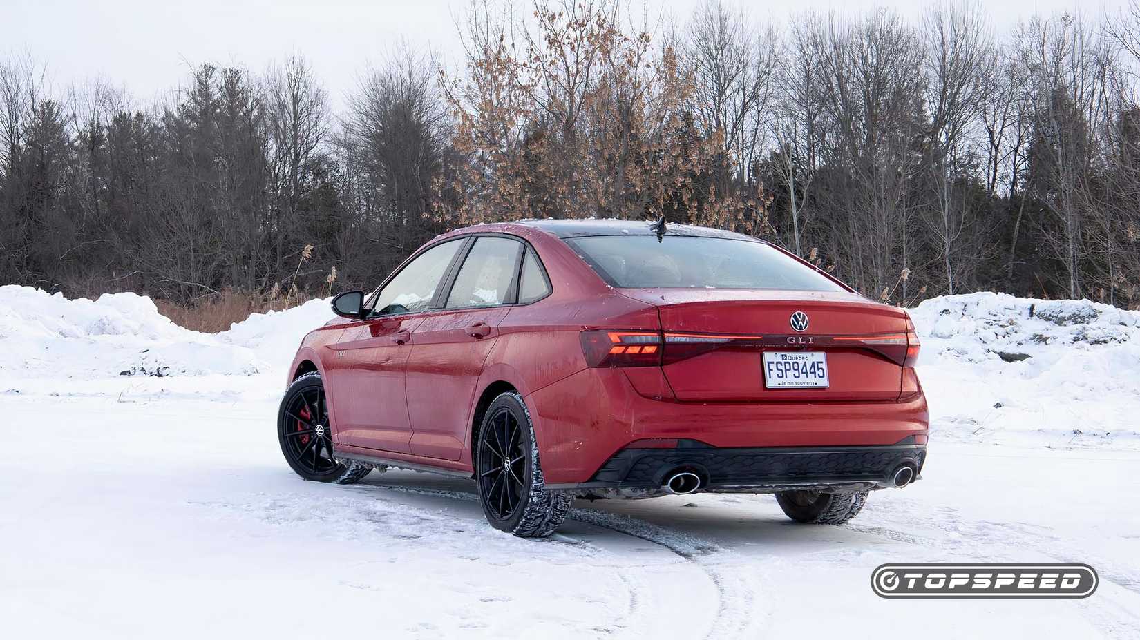 2025 Volkswagen Jetta GLI traseira três quartos TopSpeed